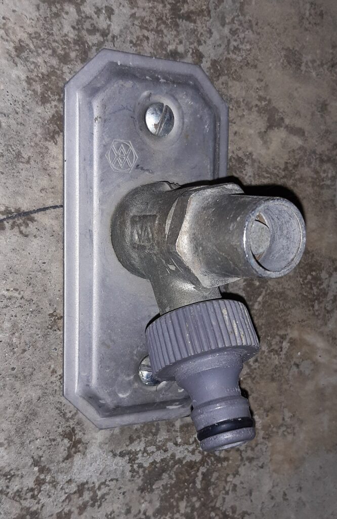 Detail spojky zahradní hadice s plastovou koncovkou.