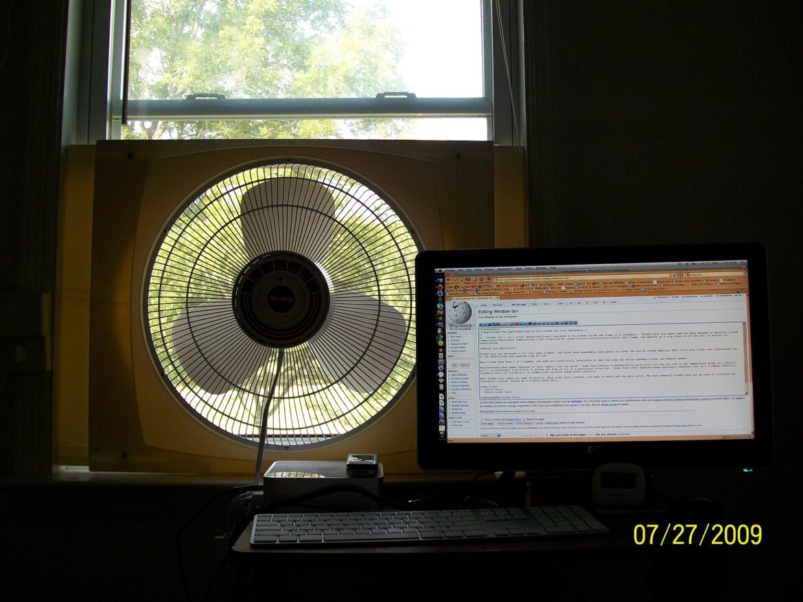 Ventilátor v okně