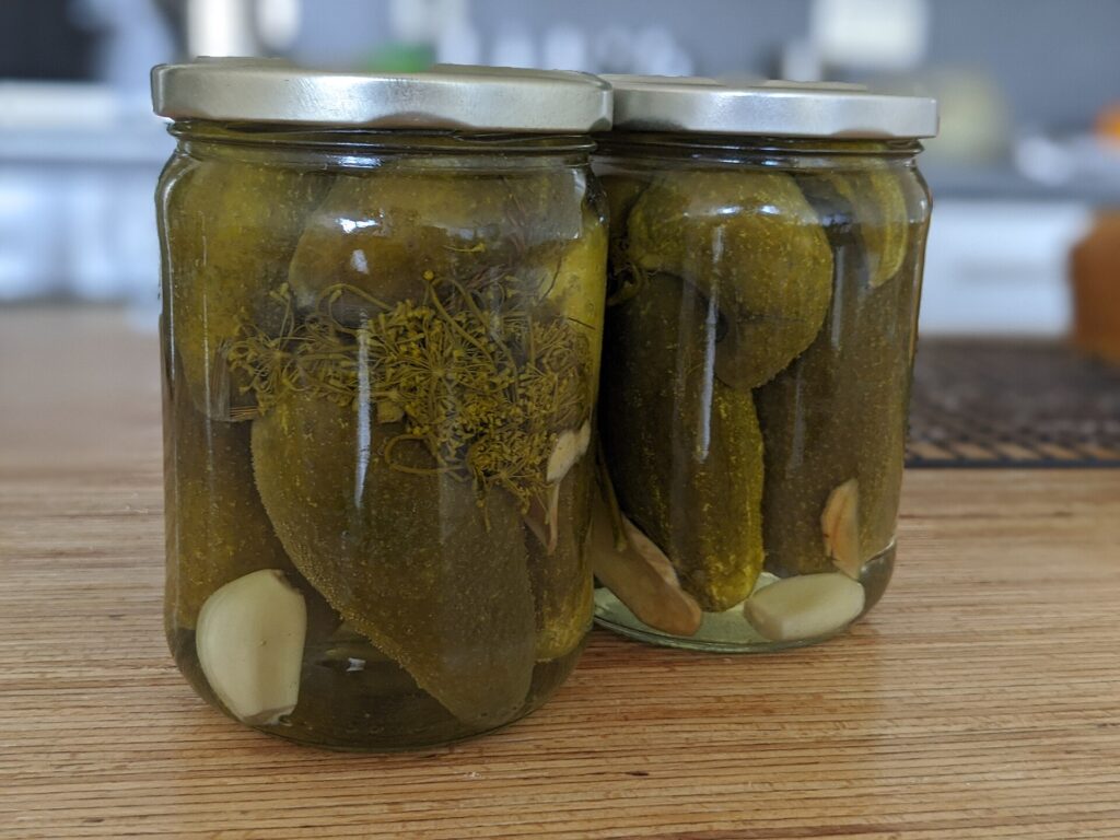 Dvě sklenice zavařených okurek