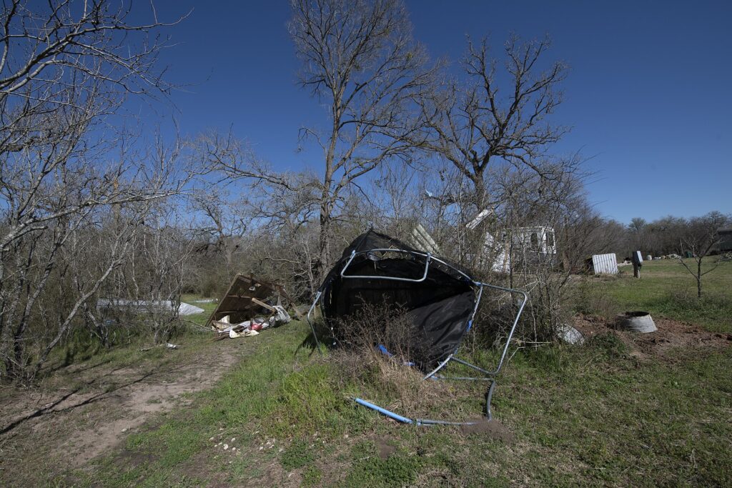 Převrácená trampolína po mimořádně silné bouři v Texasu.