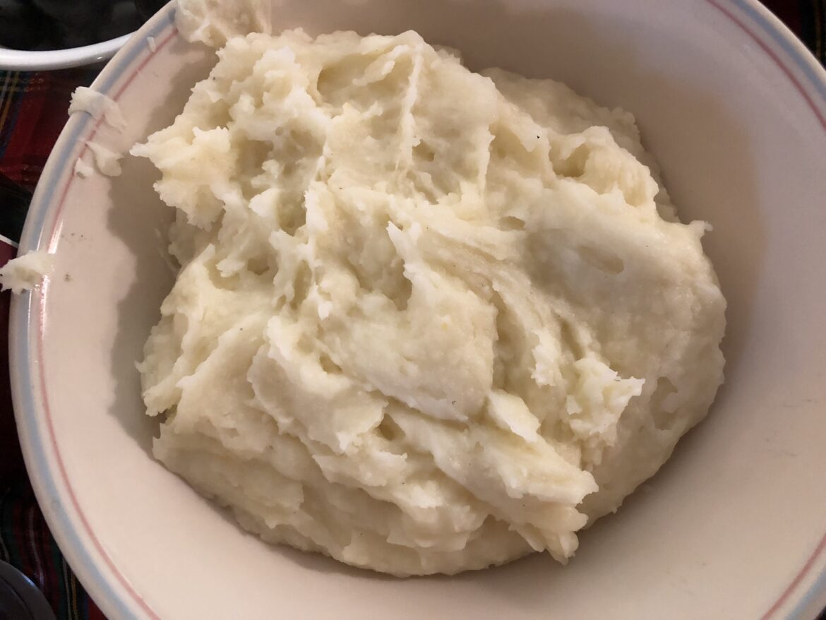 Mísa s čerstvě připravenou bramborovou kaší.