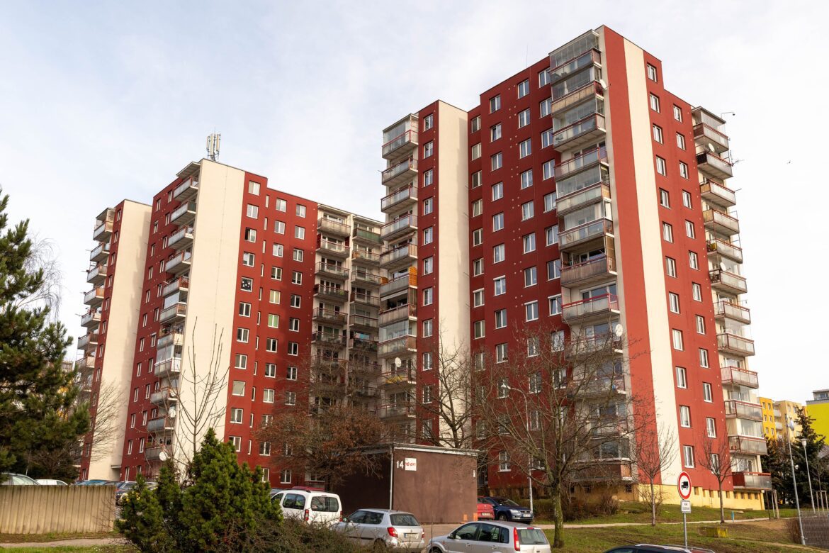 Panelový bytový dům v brněnských Vinohradech.