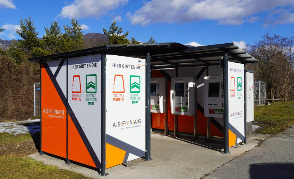 Odpočívka ASFINAG s automatem na rakouské dálnici A10.