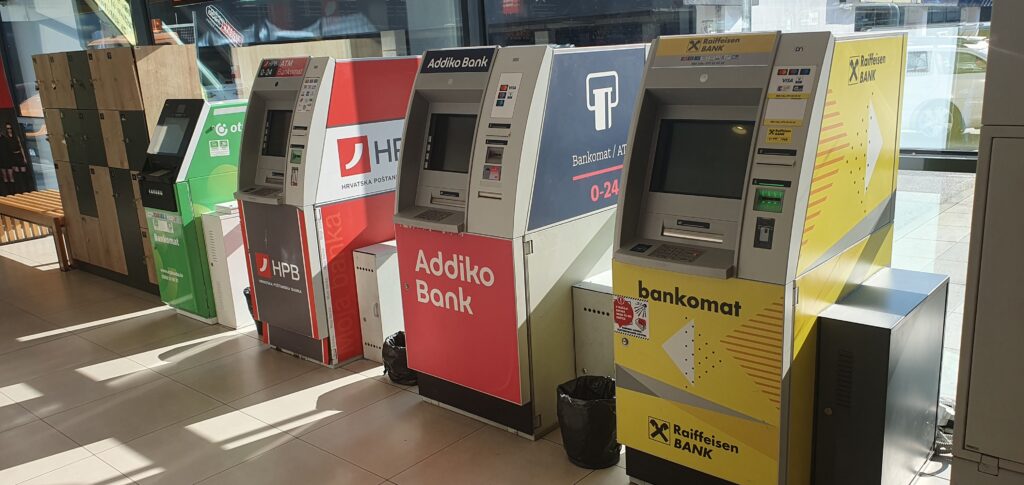Řada samostatných bankomatů v obchodě v Chorvatsku.