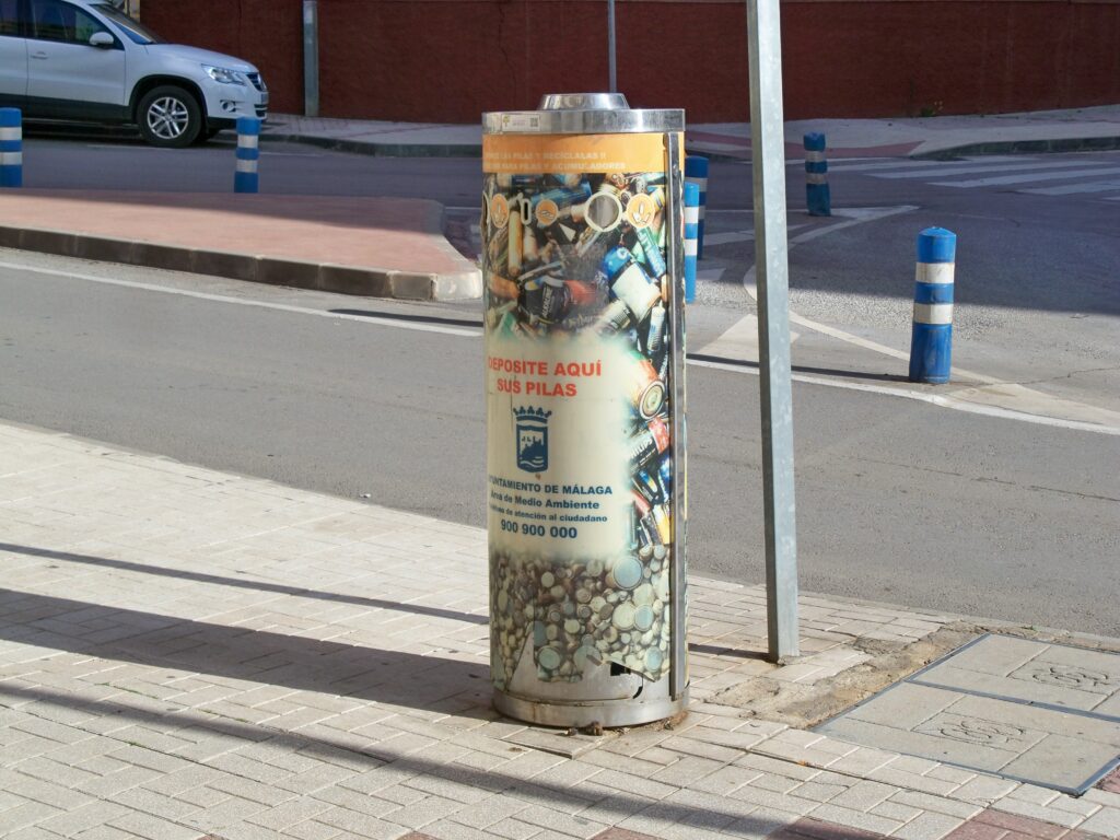 Venkovní sběrný kontejner určený pro použité baterie.