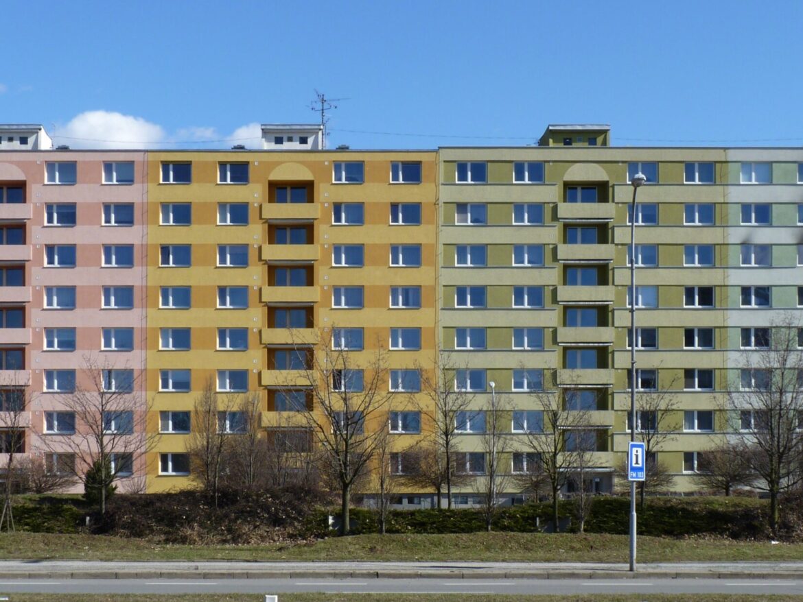 Panelový bytový dům v brněnském Komárově.