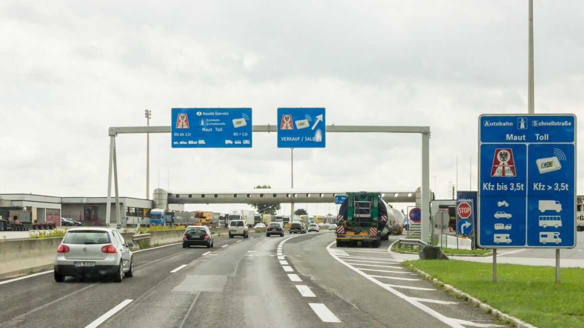 U rakouské hranice na dálniční známku upozorňují značky, rozhodující je však datum její skutečné platnosti.