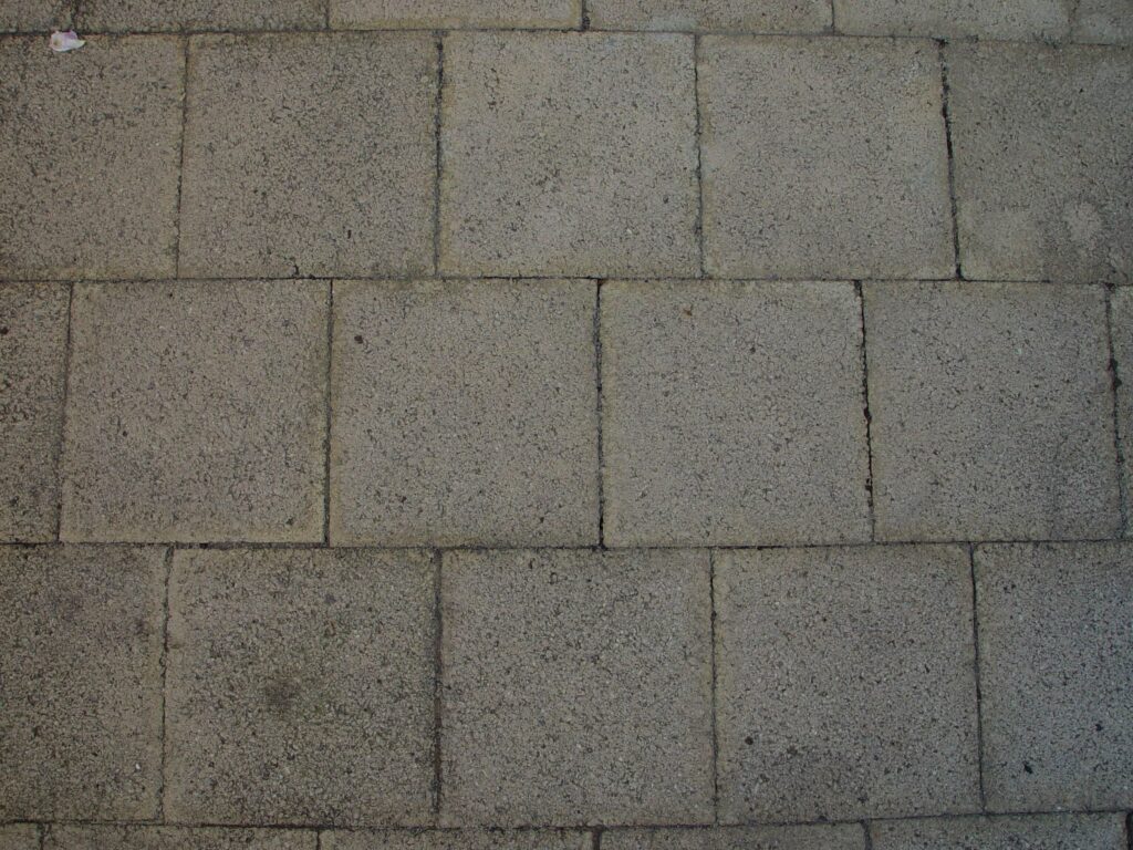 Detail čtvercové dlažby a spár