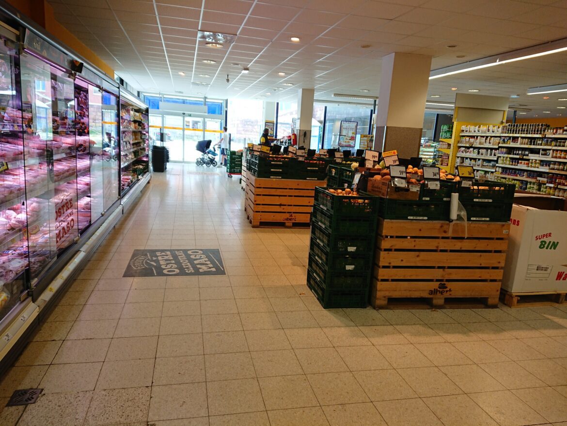 Oddělení ovoce a zeleniny v českém supermarketu.