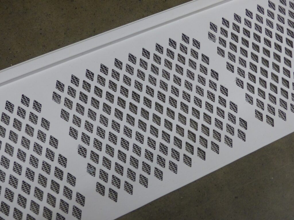 Detail mřížkové vložky určené k zachycení nečistot v okapu.