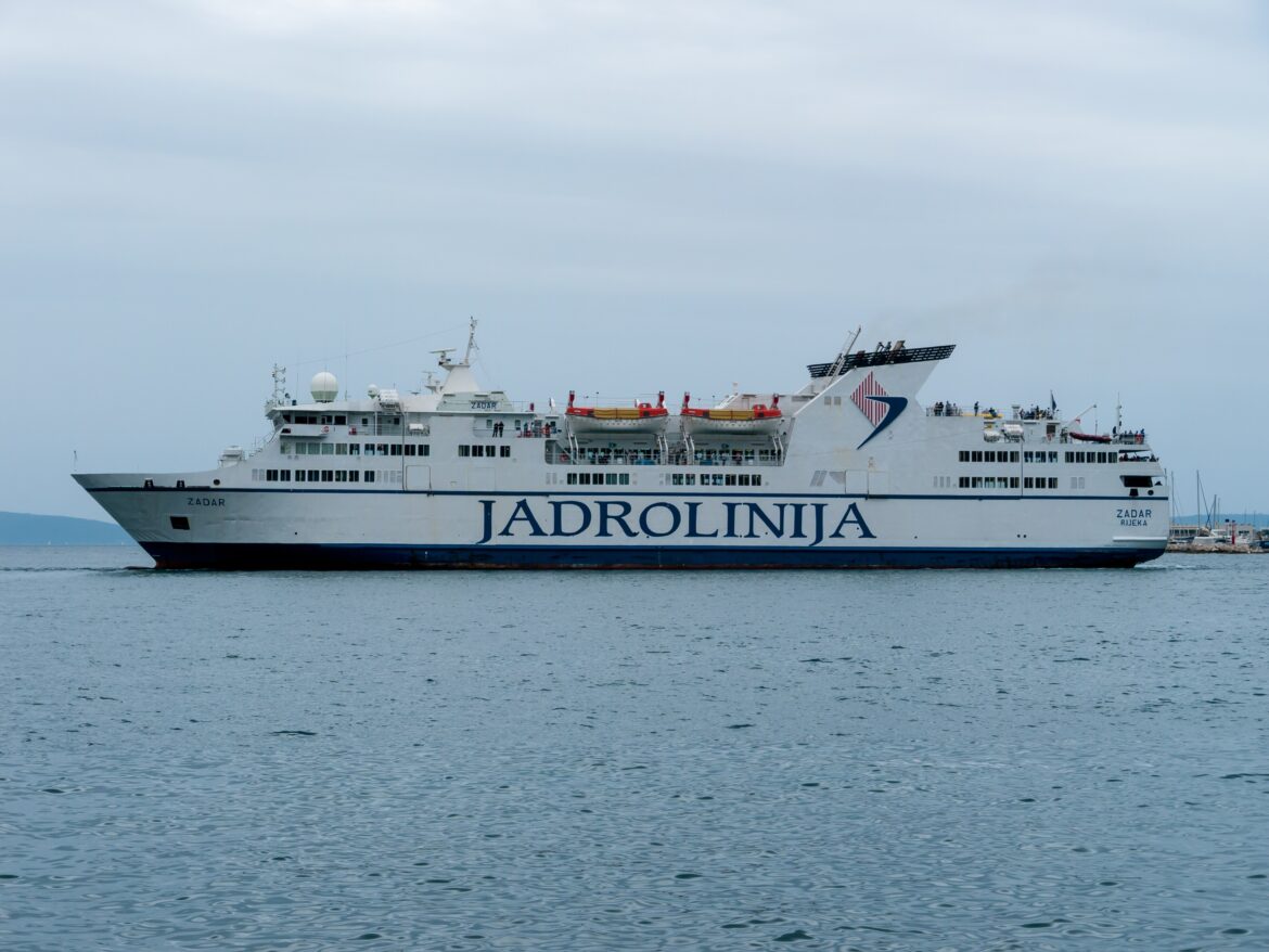 Trajekt Jadrolinija Zadar na moři u Splitu.