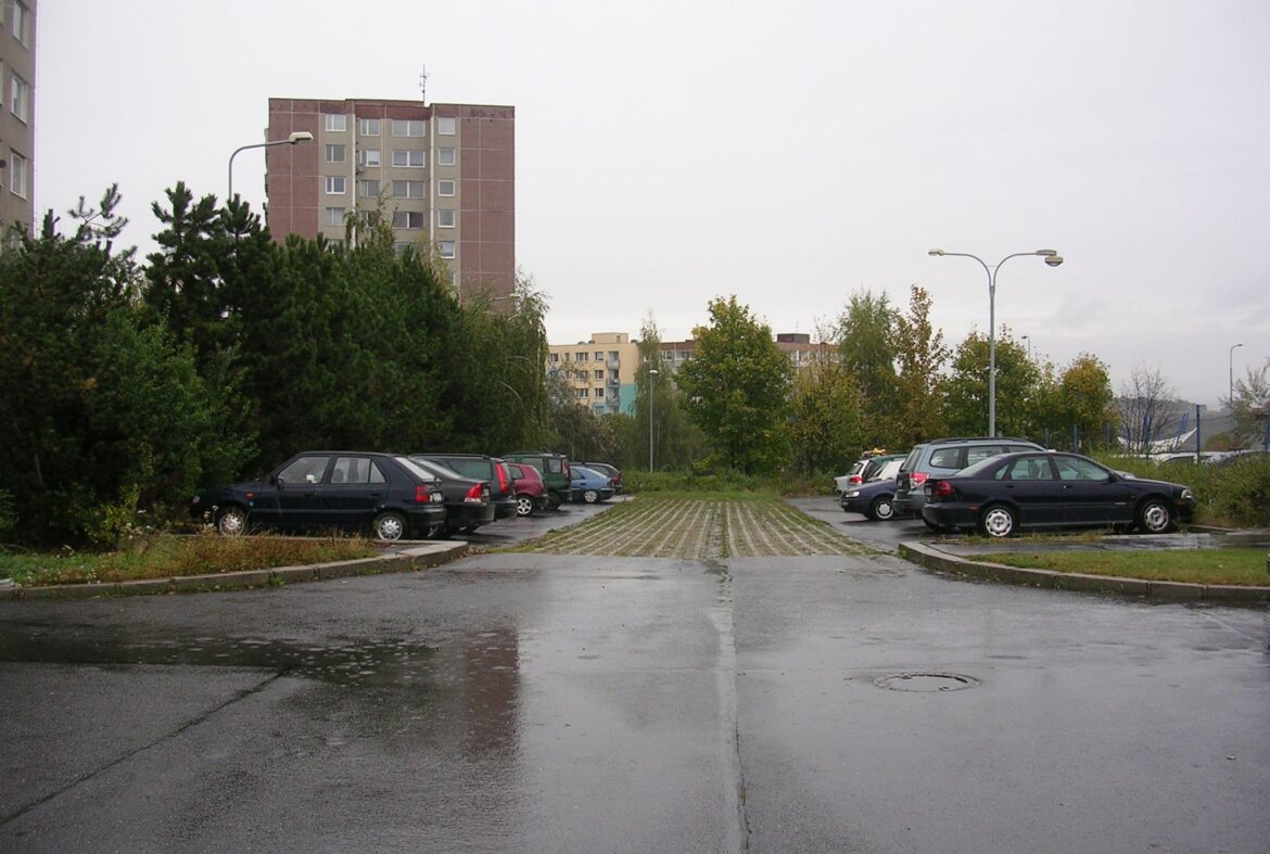 Zaparkovaná auta na sídlištním parkovišti v pražském Barrandově
