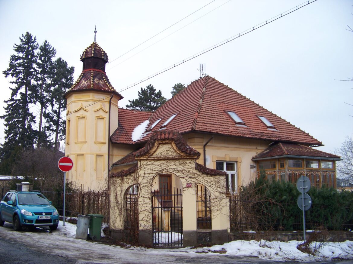 Zahradní branka a vila v Černošicích.