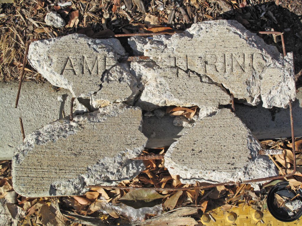 Poškozený beton s viditelnou ocelovou armaturou