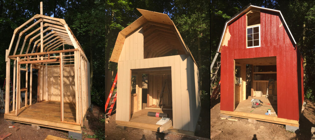 Rozestavěný dřevěný zahradní domek s odkrytou střešní konstrukcí.