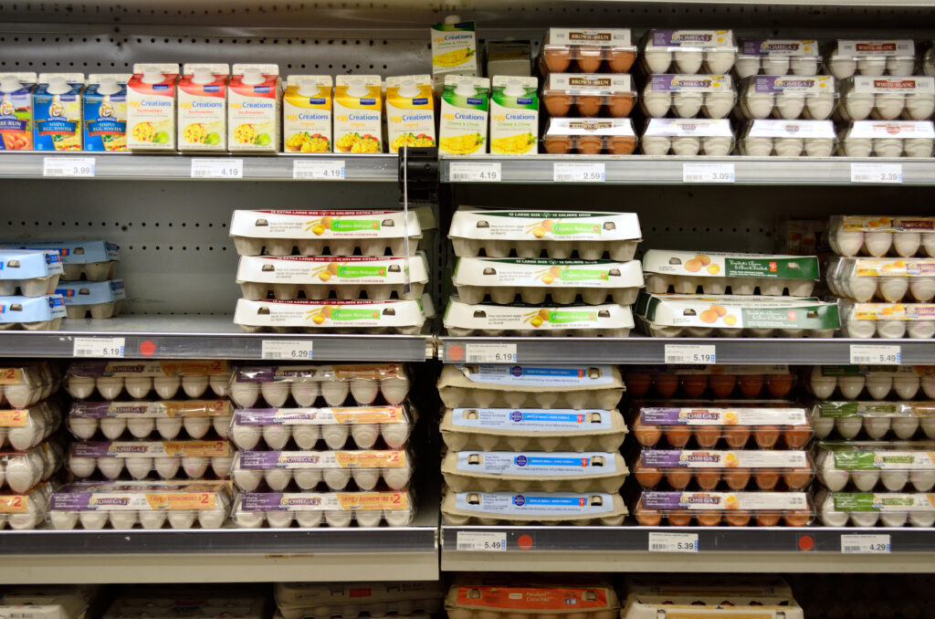 Regál v supermarketu s krabičkami a baleními vajec
