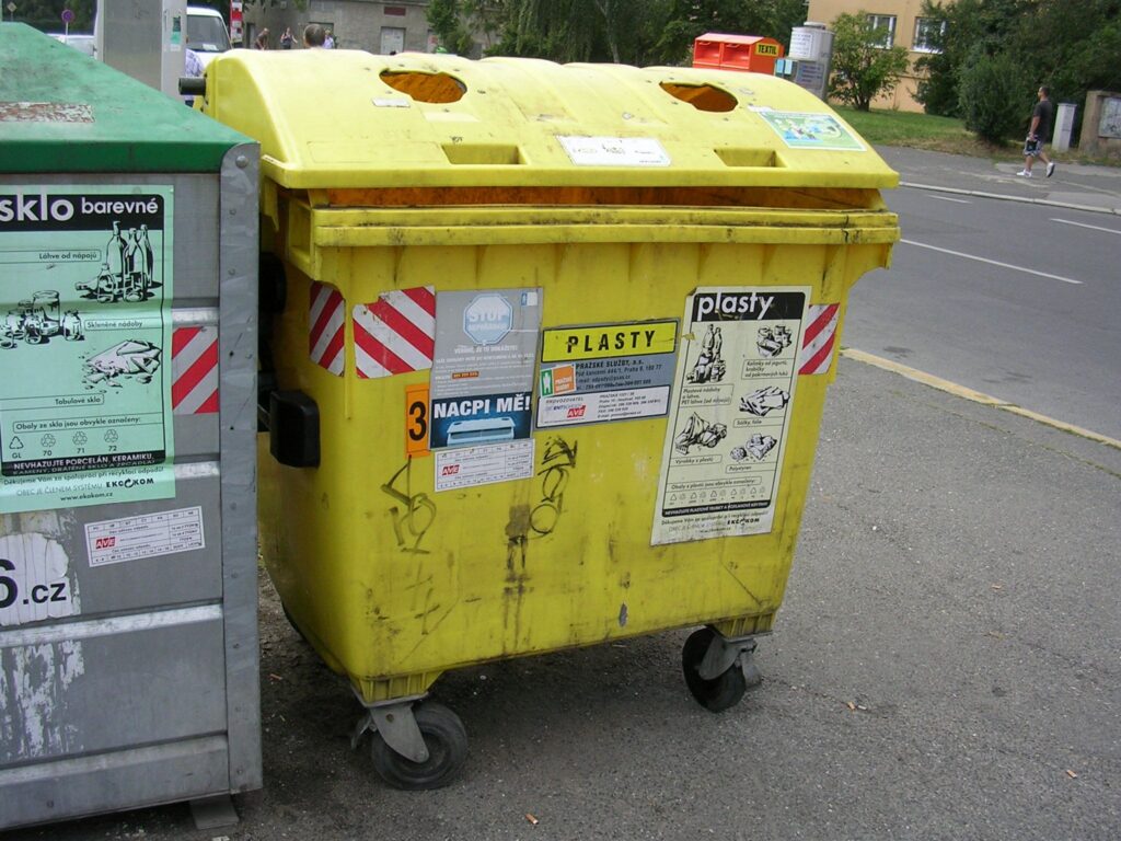 Žlutý kontejner určený ke třídění plastů v Praze.