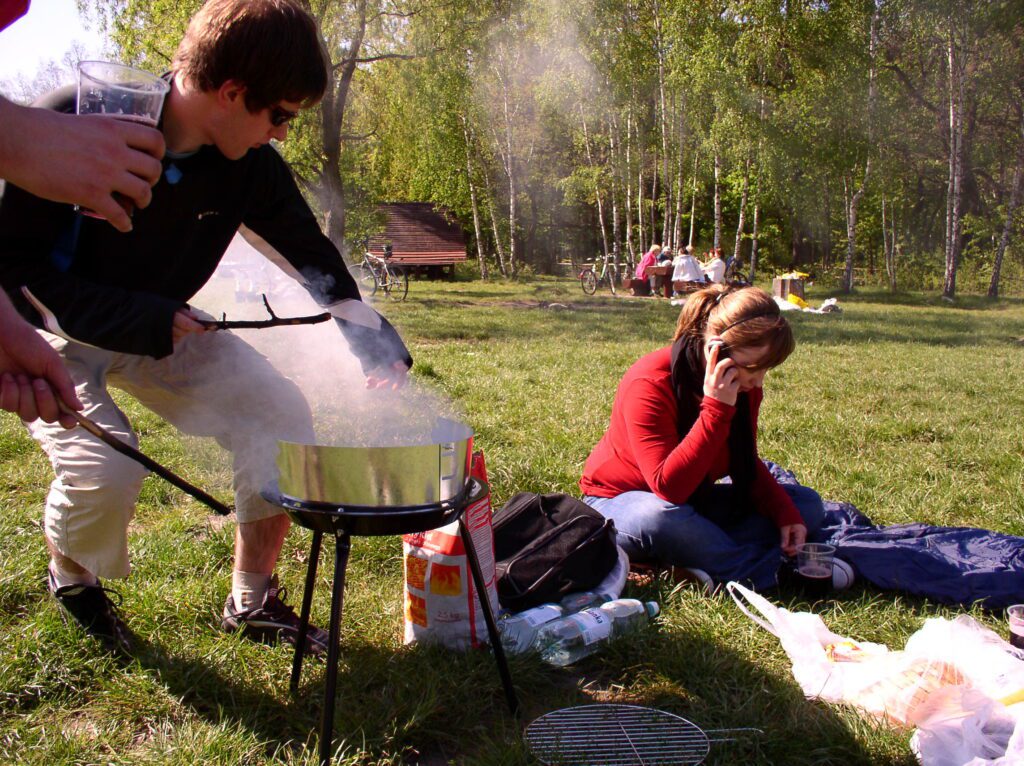 Skupina lidí při pikniku na trávě v rekreační oblasti v Polsku
