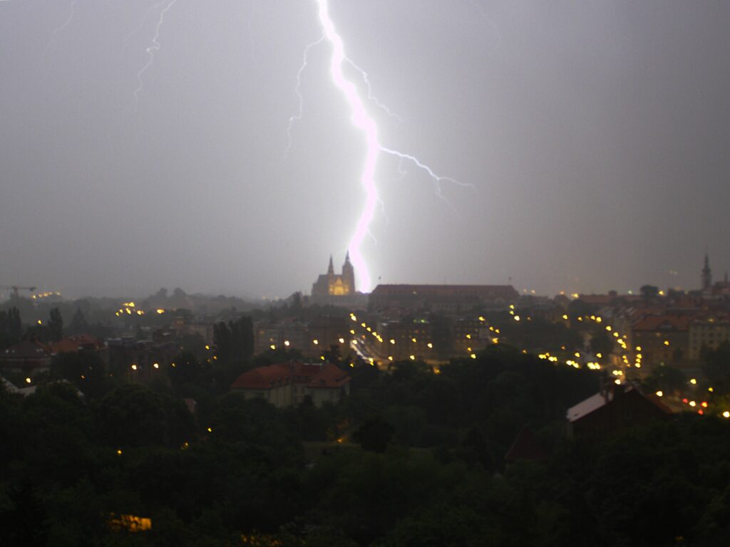 Bouřková obloha nad Prahou.