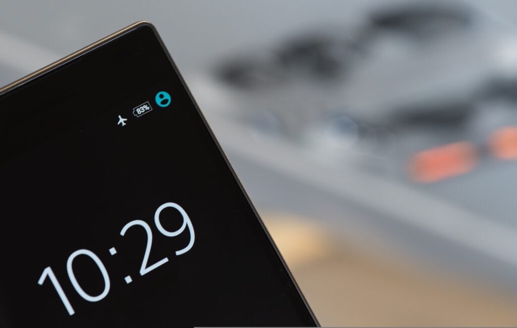 Detail displeje telefonu se symbolem zapnutého letového režimu.
