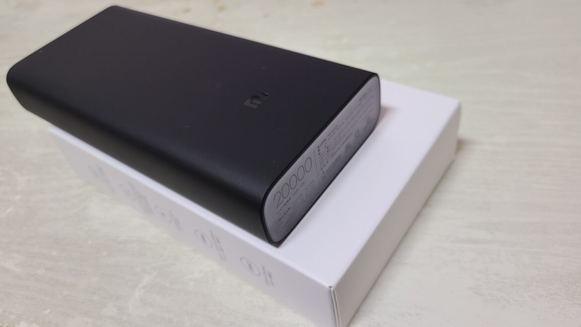 Černá powerbanka Xiaomi Mi 50W 20 000 mAh položená na bílé krabičce