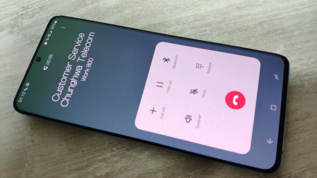 Telefon Samsung Galaxy S20+ během hovoru přes VoWiFi