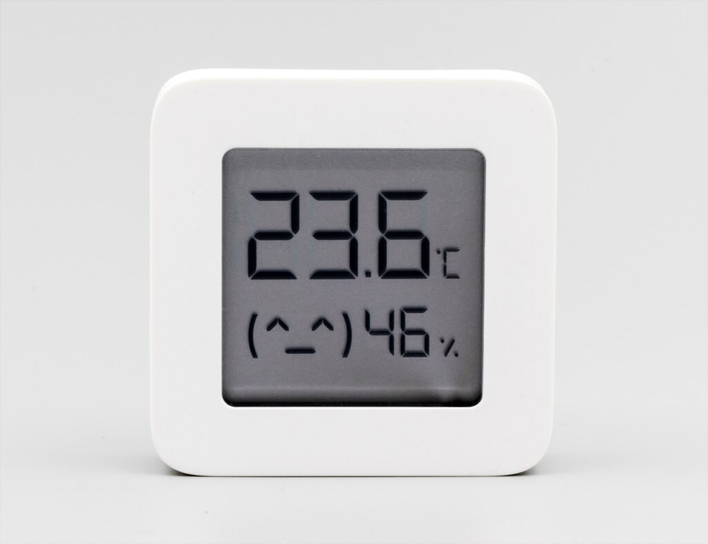 Bílý digitální přístroj ukazující 23,6 °C a 46% relativní vlhkost.
