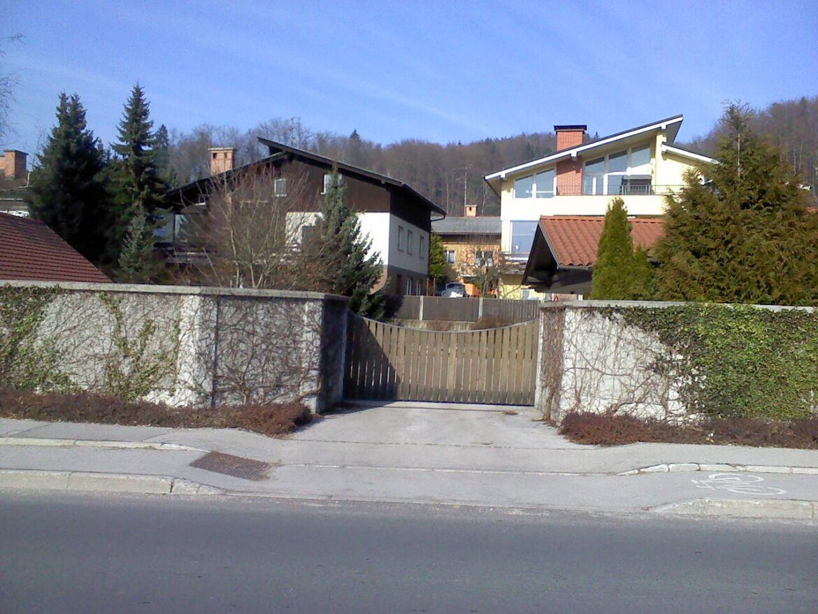 Zatopený trávník a zahrada plná hlubokých louží po vydatném podzimním dešti.