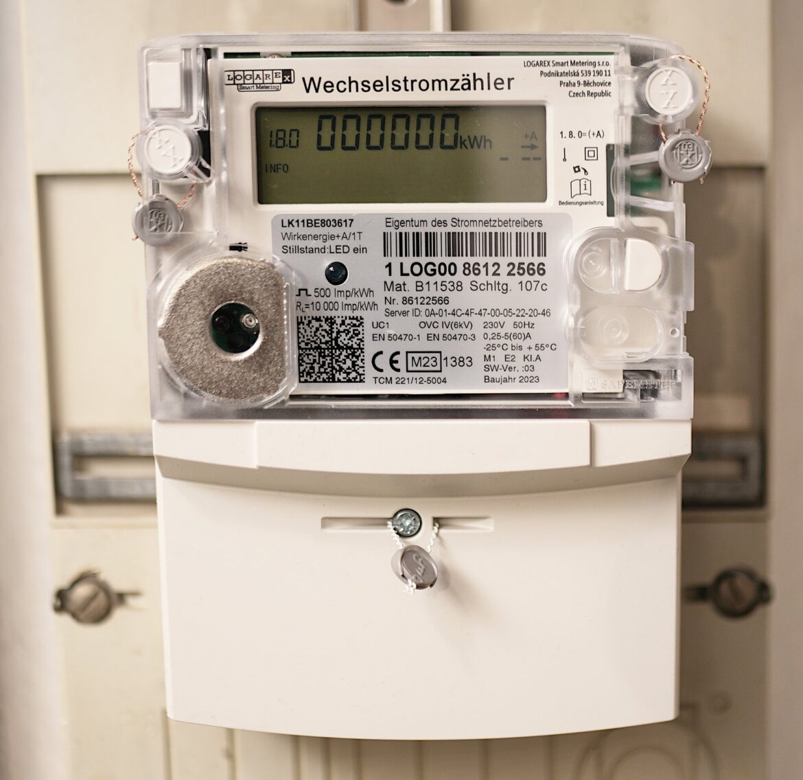 Moderní digitální elektroměr s LCD displejem v domovním rozvaděči.