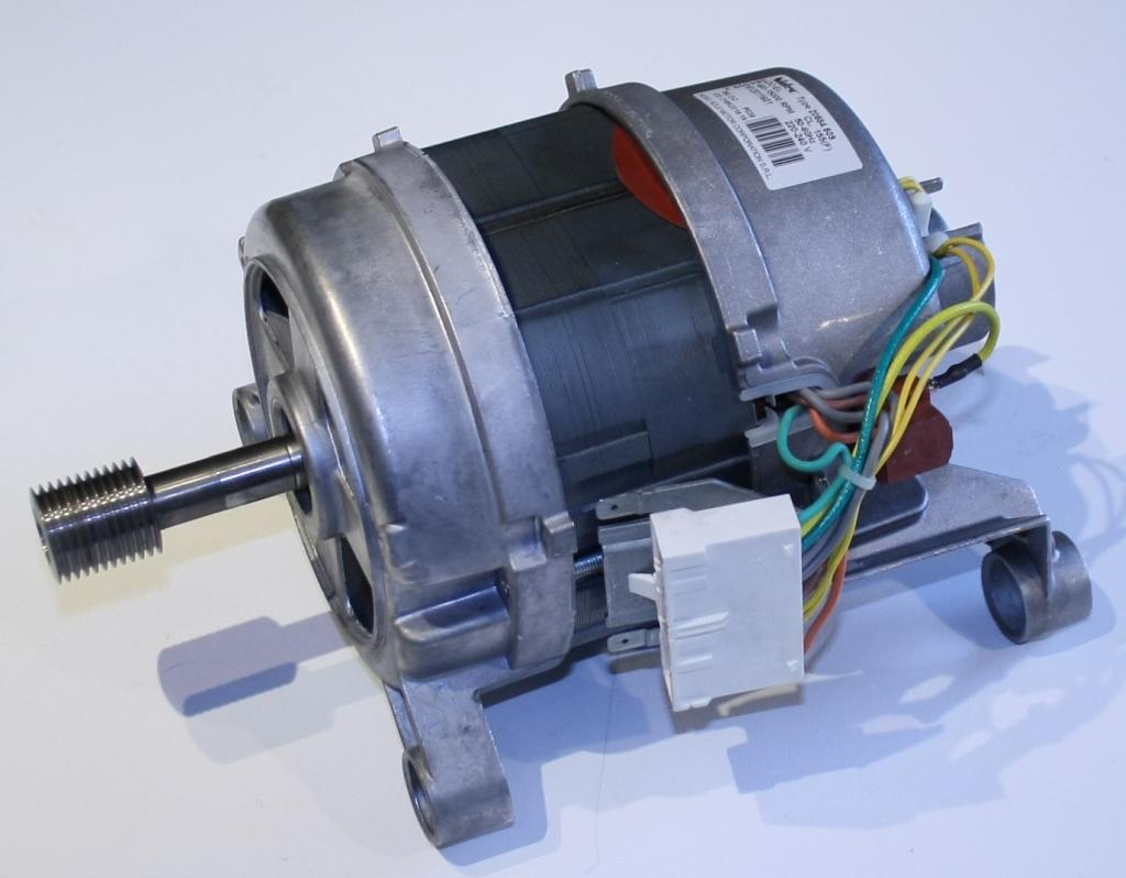Vyjmutý elektromotor pračky s hřídelí, kabely a bílým konektorem.