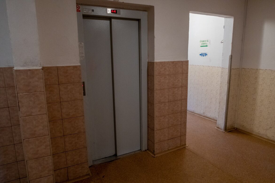 Zavřené dveře výtahu a chodba panelového domu v Orlové