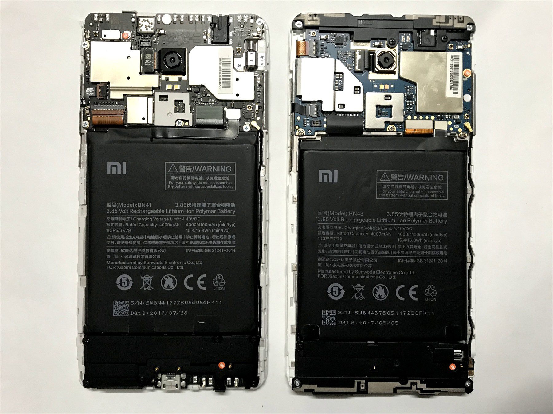 Dva telefony Redmi Note 4X se sejmutými zadními kryty a viditelnými bateriemi