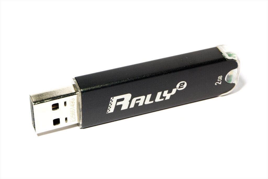 Černý USB flashdisk OCZ Rally 2 s označením 2 GB