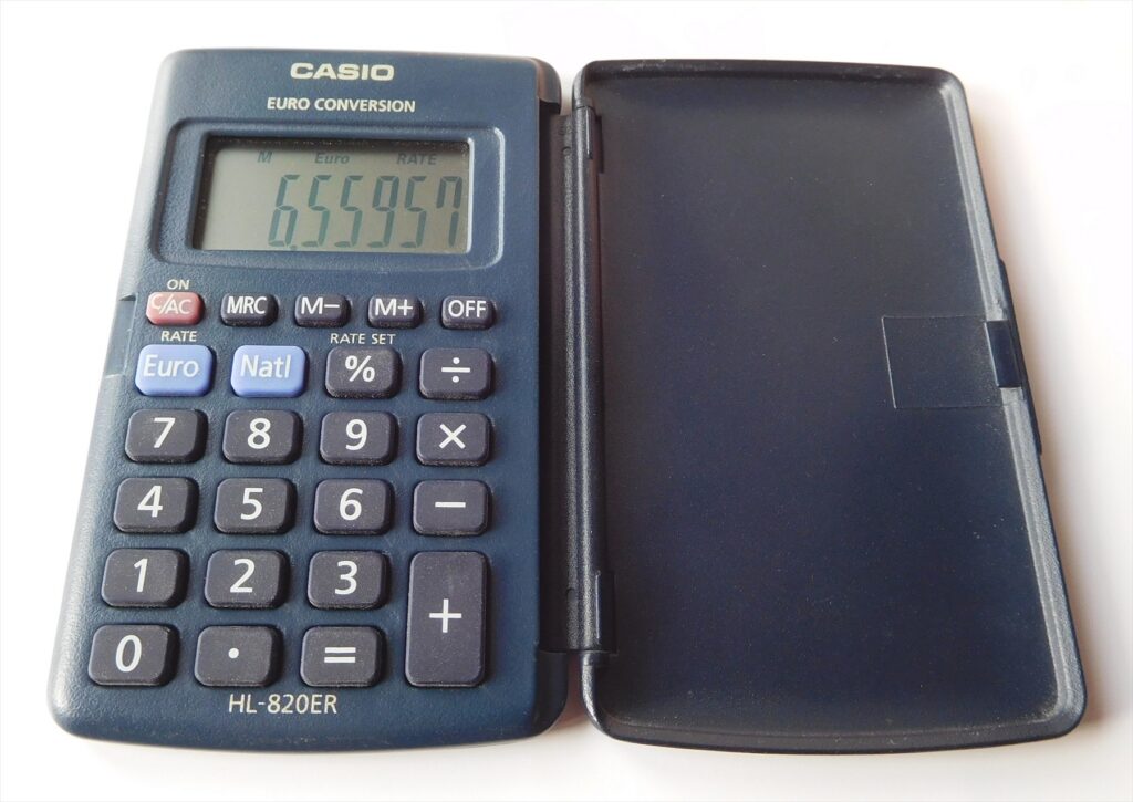 Modrá kapesní kalkulačka Casio s otevřeným ochranným pouzdrem na světlém podkladu.