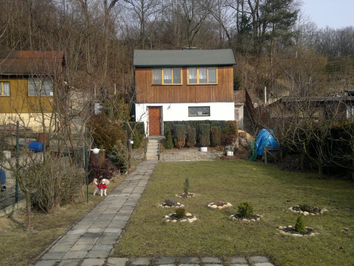 Dřevěná rekreační chata se zděným přízemím v zahradě v Opavě