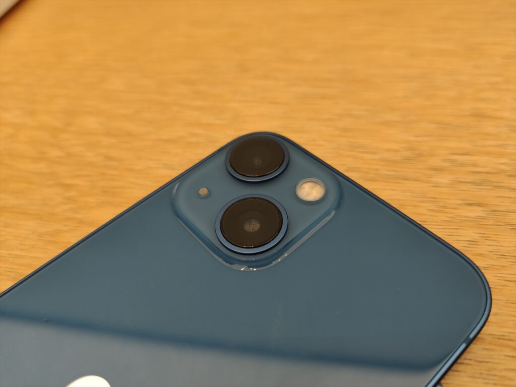 Detail dvojice zadních fotoaparátů iPhonu 13.