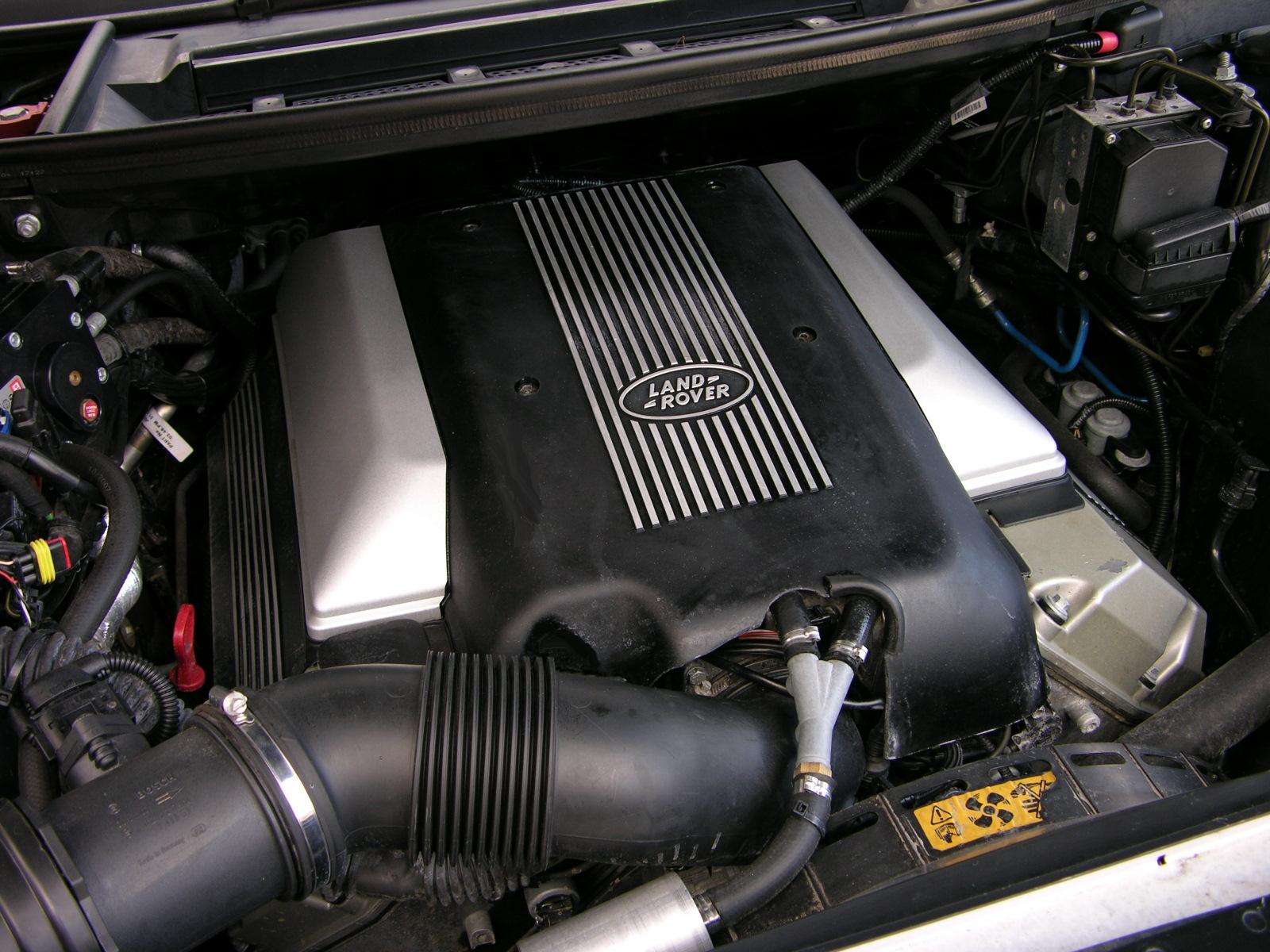 Motorový prostor Range Roveru V8 s přestavbou na LPG