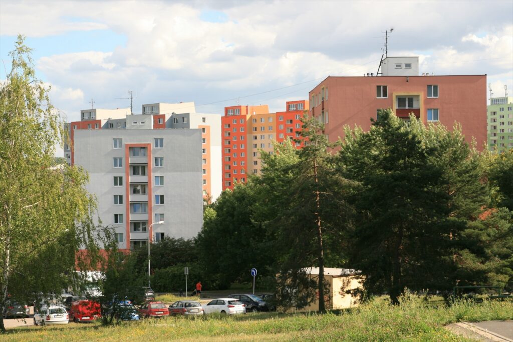 Pohled na zateplené i původní panelové bytové domy na sídlišti Brno-Bystrc