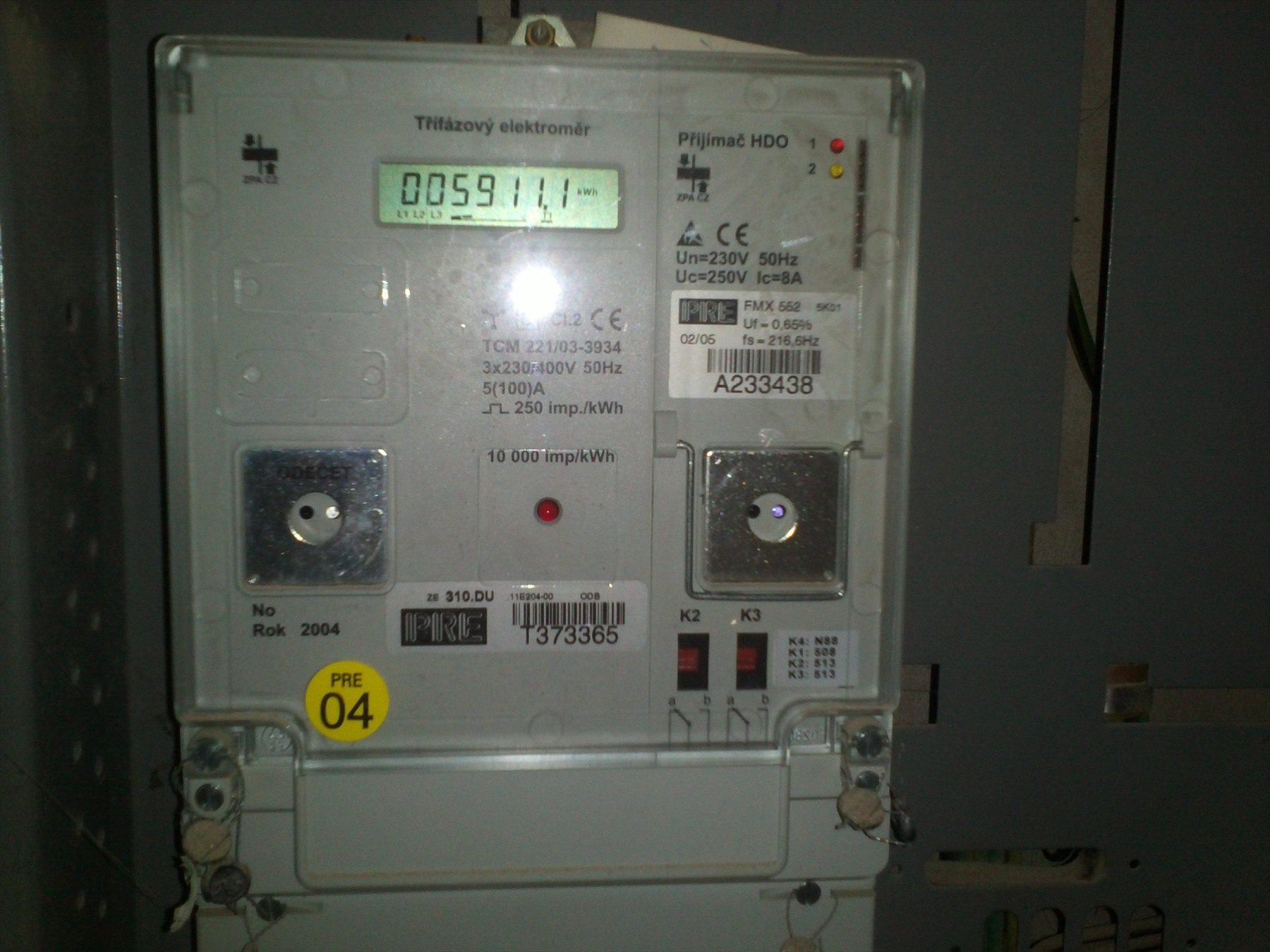 Třífázový elektroměr s digitálním displejem a přijímačem HDO.
