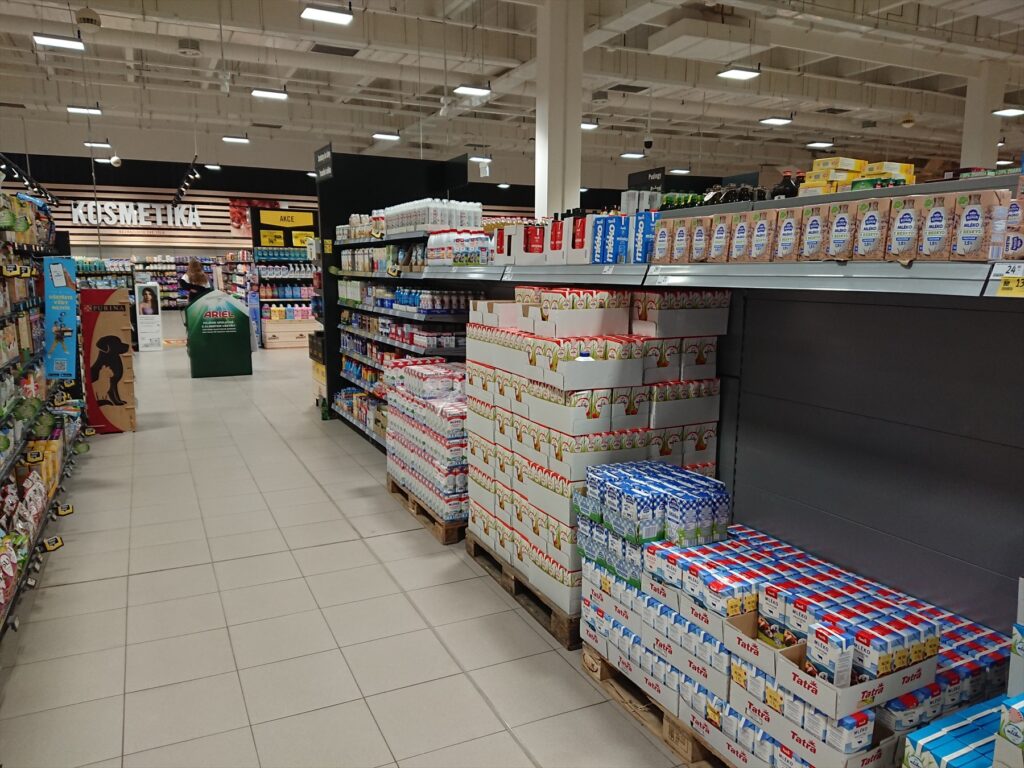 Regál s krabicemi trvanlivého mléka v supermarketu Albert.