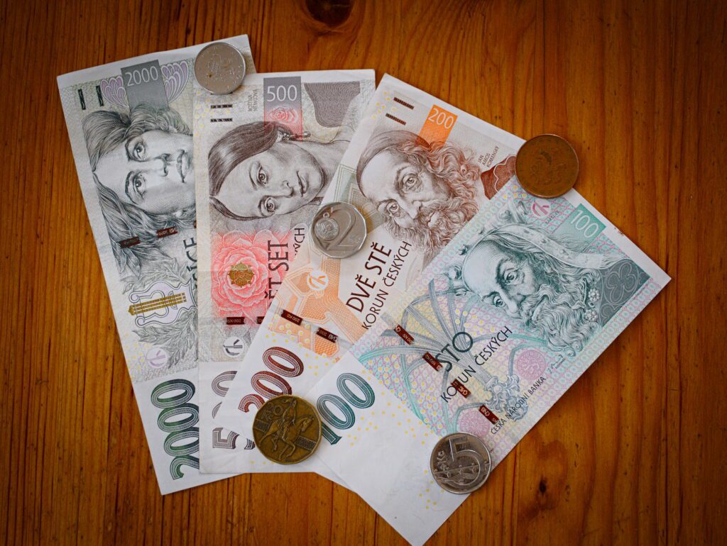 České bankovky v hodnotách 100, 200, 500 a 2000 Kč a mince v hodnotách 1, 2, 5, 10 a 20 Kč.