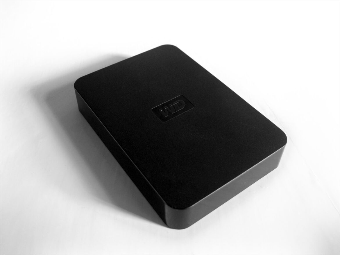 Černý externí disk Western Digital na světlém podkladu