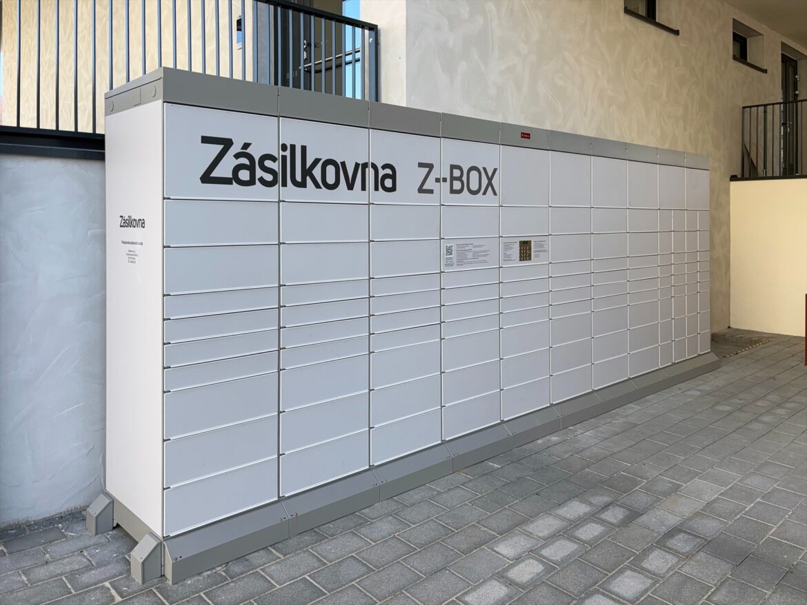 Bílý Z-BOX Zásilkovny s řadami uzavřených schránek pod obytnou budovou