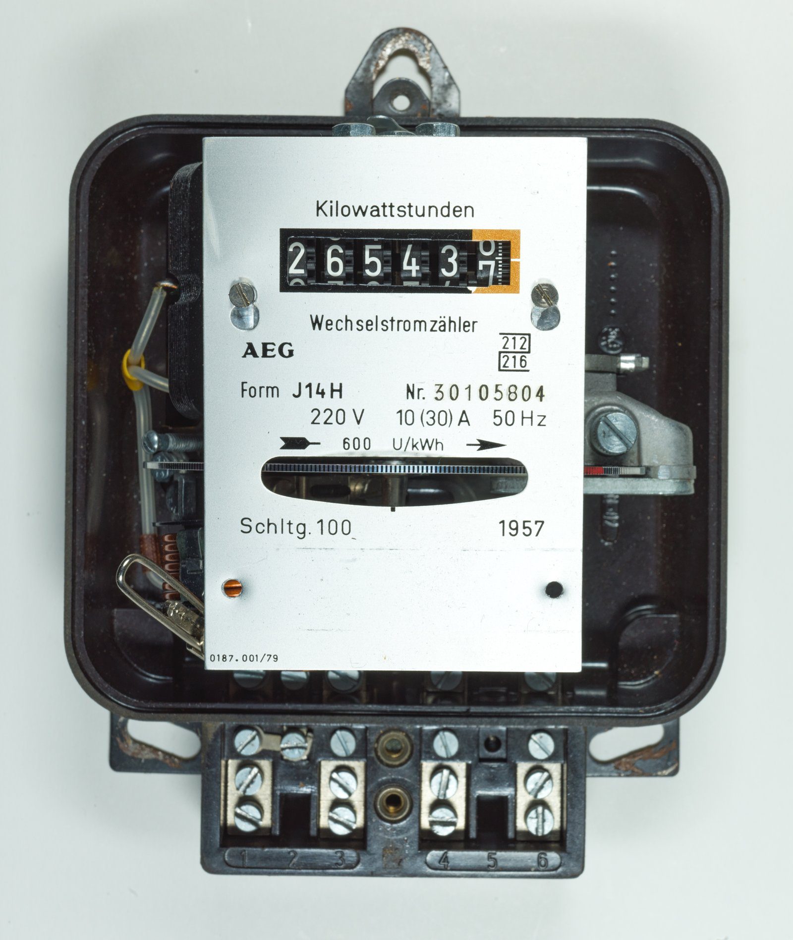 Číselník a kotouč klasického indukčního elektroměru s naměřenými kilowatthodinami.