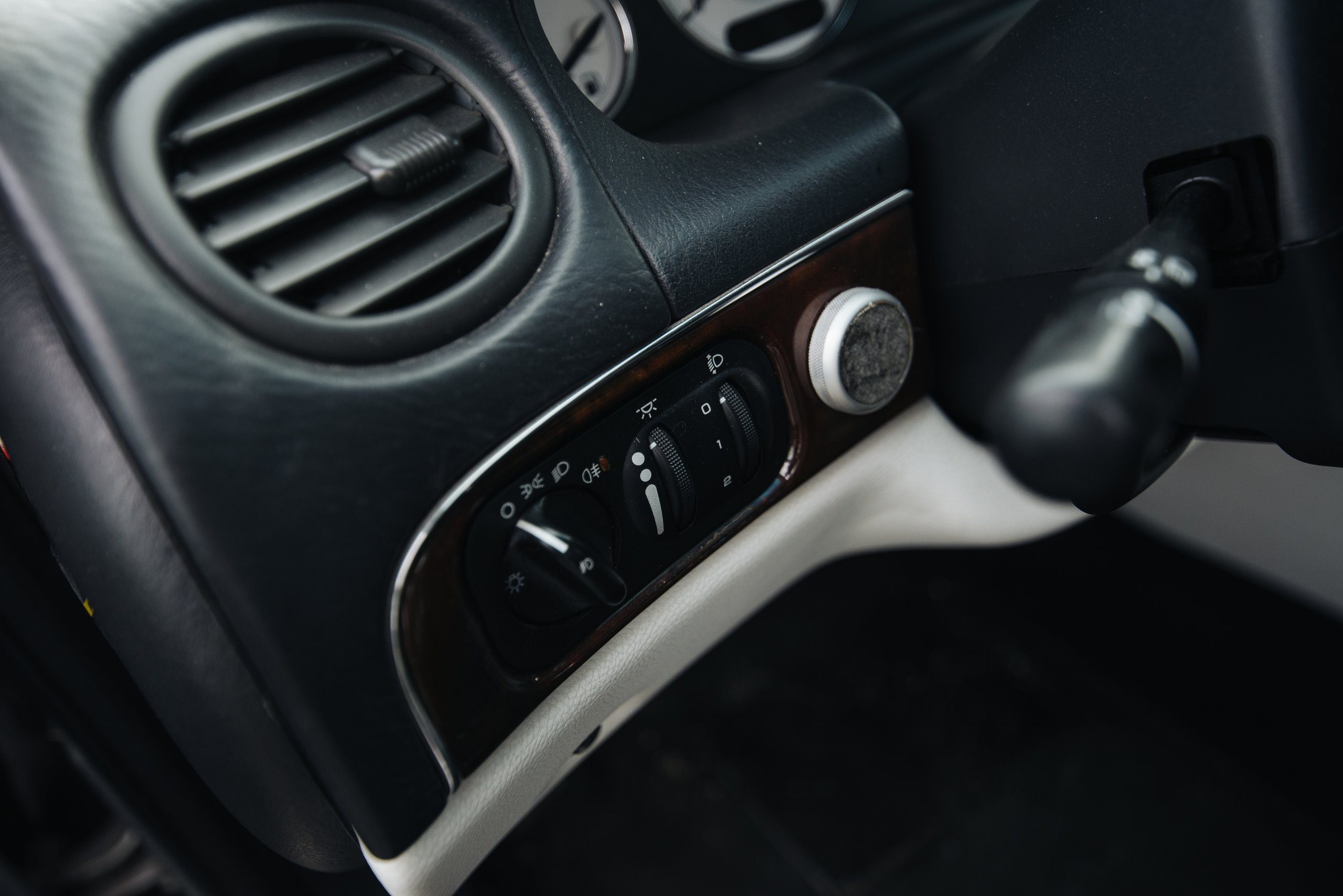 Přístrojová deska automobilu s ovladači ventilace a klimatizace pro odmlžení oken