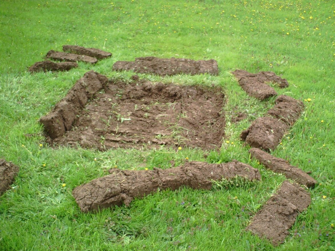 Rytí zeleninového záhonu rýčem a obracení půdy před zimou.