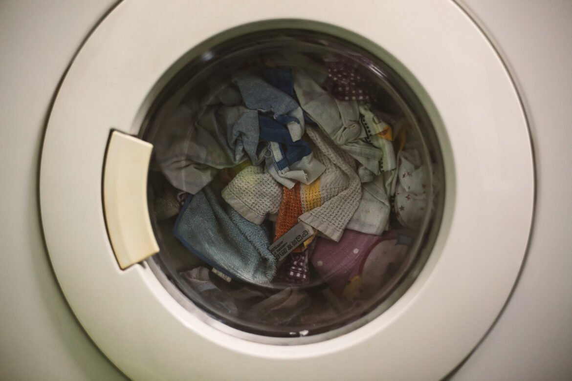 Buben a dvířka moderní automatické pračky při praní prádla